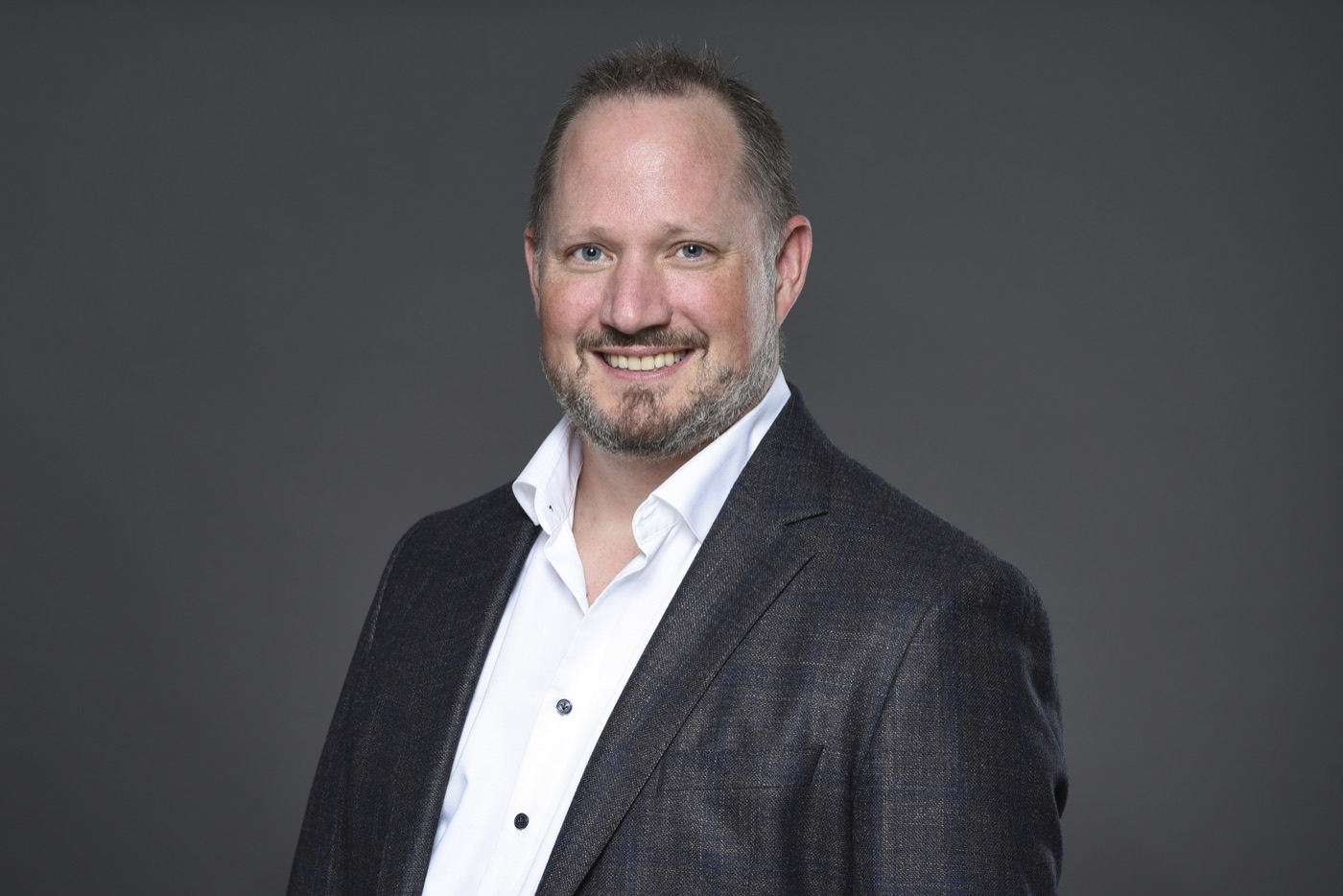 Portrait of Michael Renfer in a dark jacket and white shirt